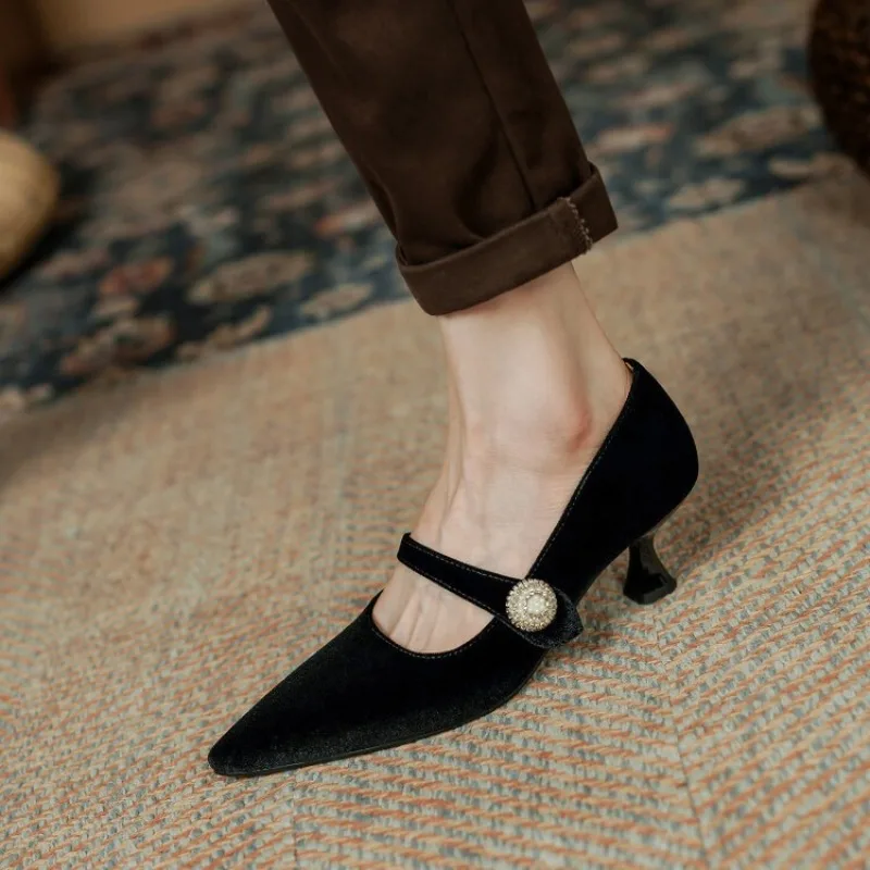 Scarpe Mary Jane a punta rosso vino Scarpe da donna vintage con una fibbia a spillo e punta a punta Scarpe singole Décolleté in velluto