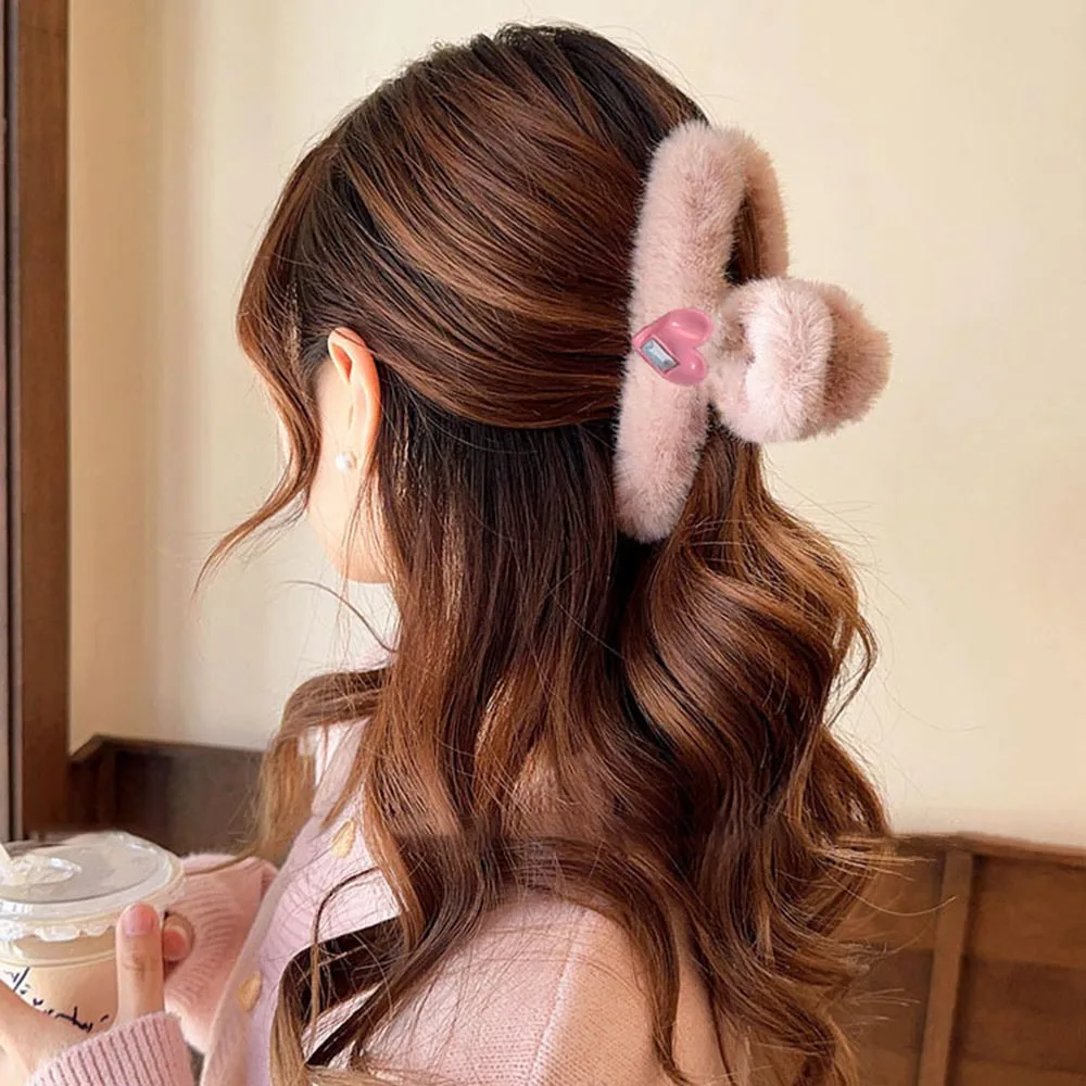 AuraVita-Pinza de pelo de corazón de felpa para mujer, garra de pelo creativa para fiesta, elegante, accesorios para el cabello, regalo, invierno, 2024