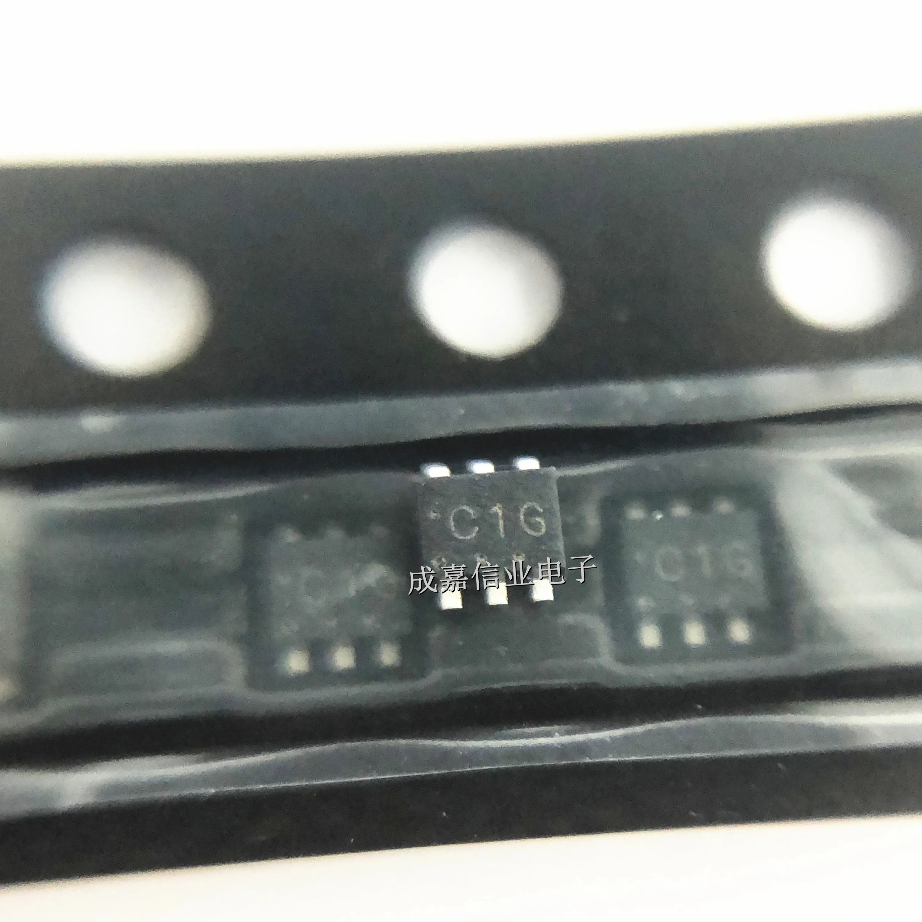 

100 шт./лот HN1C01FE-GR, LF SOT-563-6 МАРКИРОВКА; C1G NPN биполярные транзисторы - BJT 150 мА 50 В Рабочая температура:-55C-+ 150 C