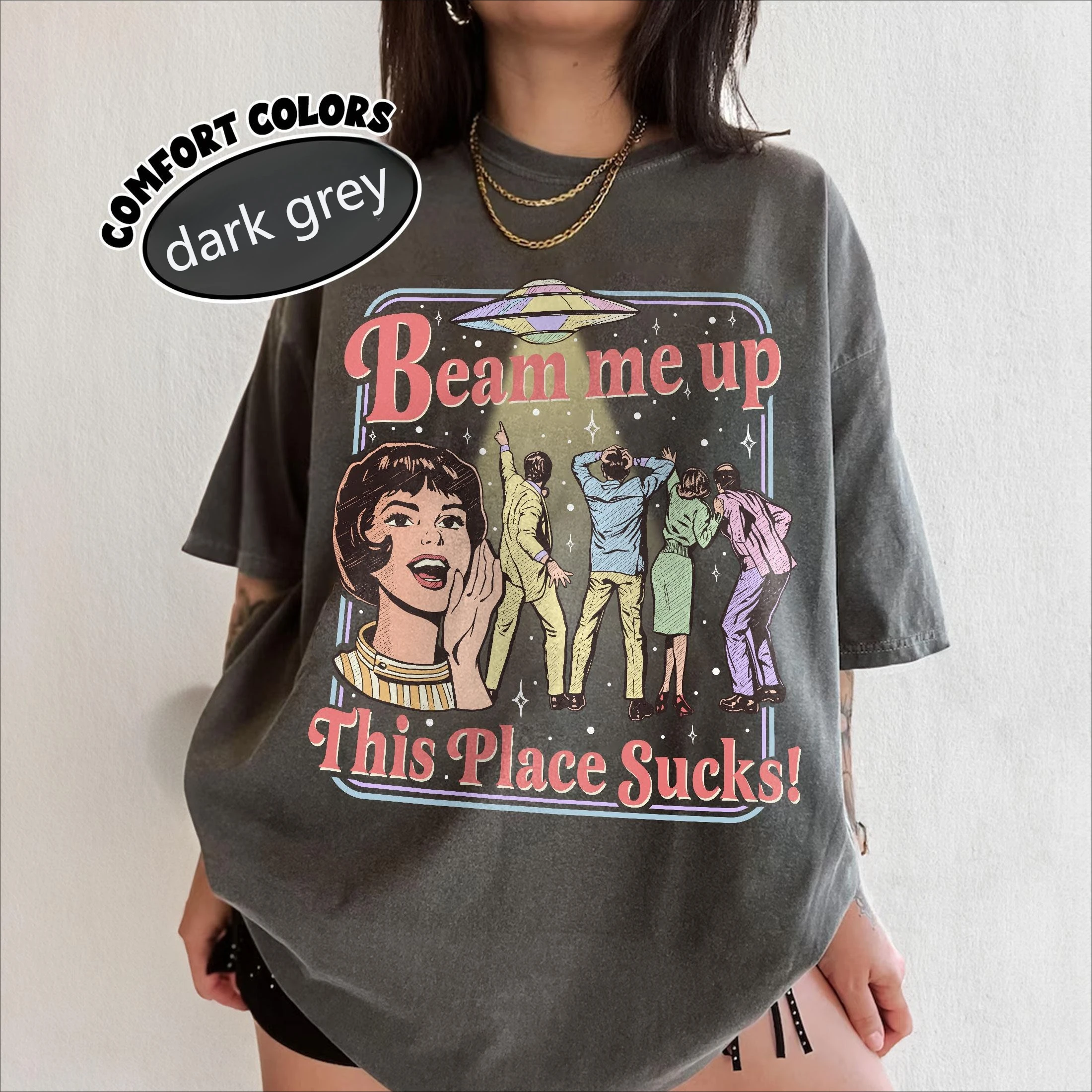 Camiseta holgada de manga corta para mujer, eslogan divertido 'Beam Me Up This Place Sucks', estampado Retro de multitud OVNI, estilo de ciencia ficción
