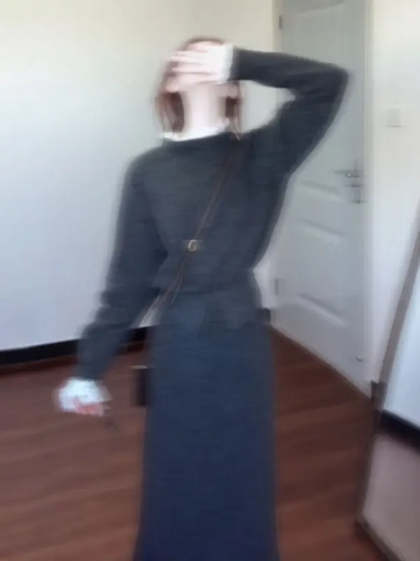 

Корейский вязаный комплект из топа и юбки: модный комплект из двух предметов с длинной юбкой, открывающей живот, для осеннего сезона.