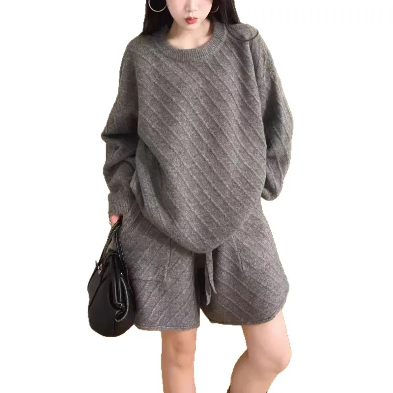 Nuovo set da due pezzi per ridurre l'età autunno e inverno da donna: top casual lavorato a maglia a righe diagonali larghe con girocollo e pantaloncini