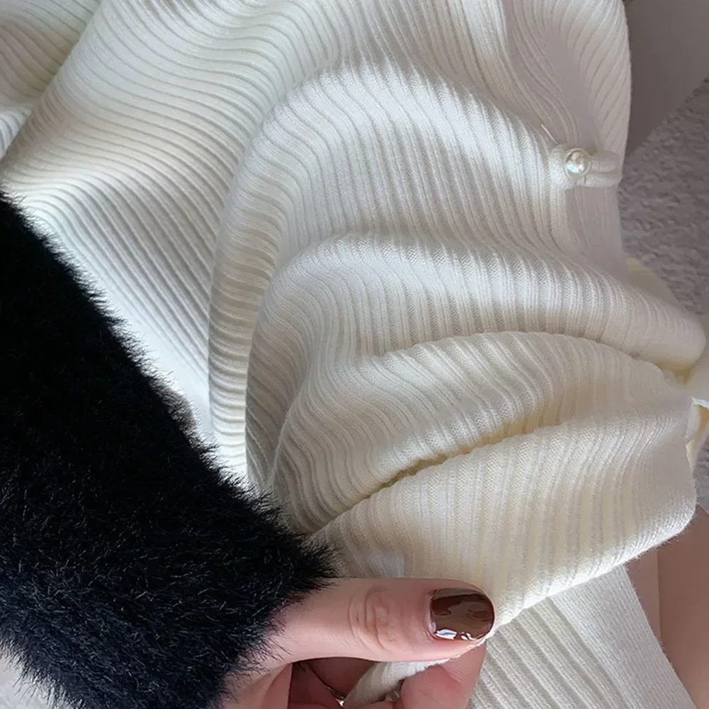

2025 Women's Spring Slim Knitted Skirt in A Line Style Featuring Retro Buckle Details and a Slit for Everyday Fashion
