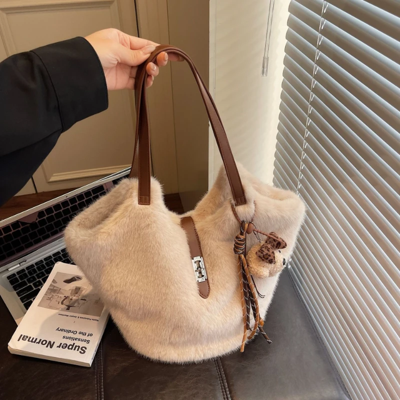 

Autumn and winter casual plush bag for women, new large-capacity stylish versatile shoulder bag, simple tote commuting bag