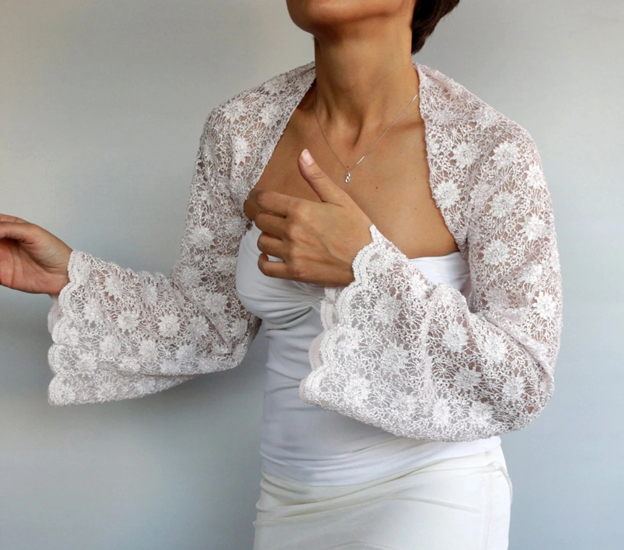 Beautiful Bridal Wraps Long Bell Sleeve Open Front Vintage Floral Lace Scalloped Bride Jacket Customized Wedding Top Boleros