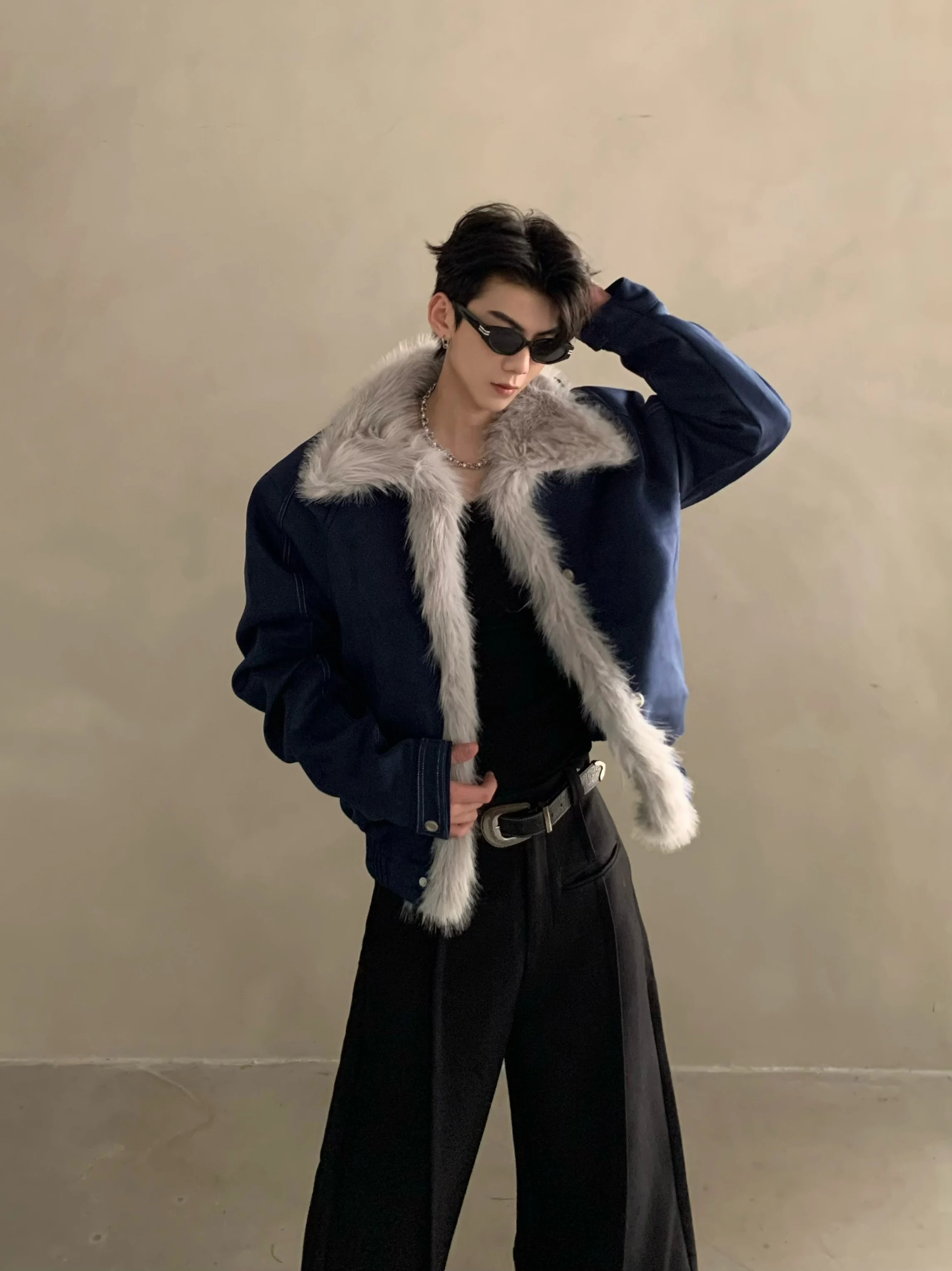 سترات شتوية جديدة أنيقة للرجال لعام 2025 بياقة من الفرو الصناعي سترات رجالية بياقة واقفة معاطف دافئة سميكة وأكمام طويلة سترات وسيم #6