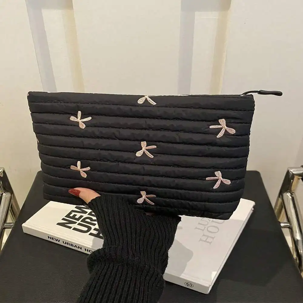 حقيبة مكياج كاجوال ذات ثنيات - مبطنة بمربعات بلون سادة، مثالية للتنقل والسفر اليومي #1