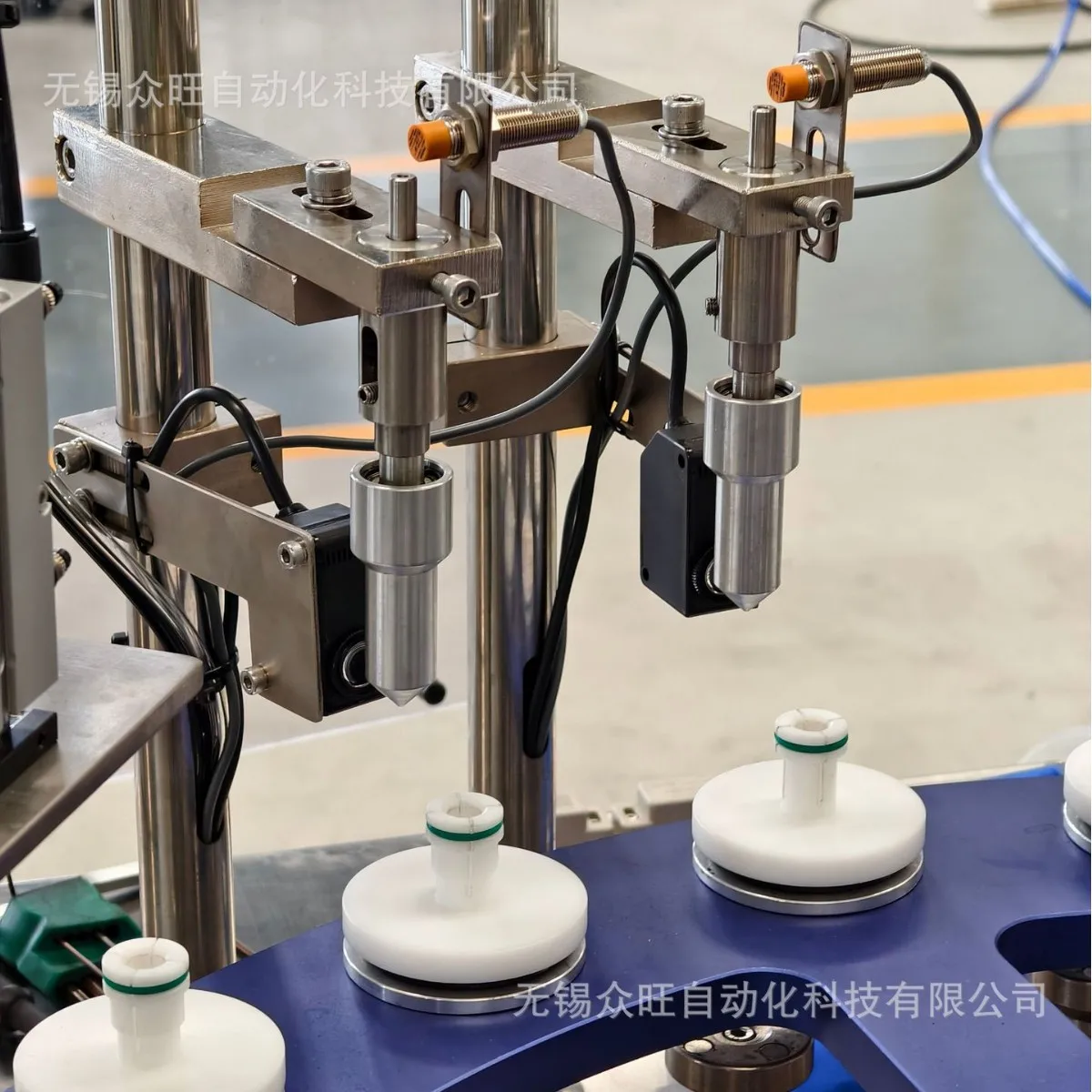 Small pet drops filling, sealing, tail cutting all-in-one machine, fully automatic upper management tube, support a variety