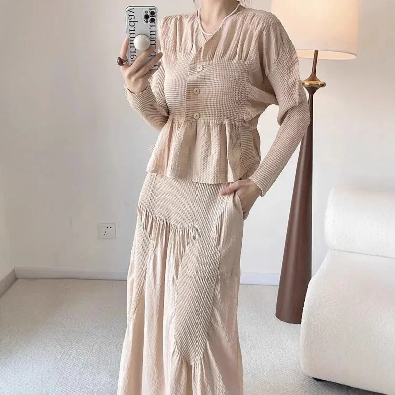 

Miyake Высококачественный дизайн, шикарный плиссированный женский комплект из двух предметов, лето 2023, топ с v-образным вырезом и длинными рукавами + юбка-бюстье с эластичной резинкой на талии