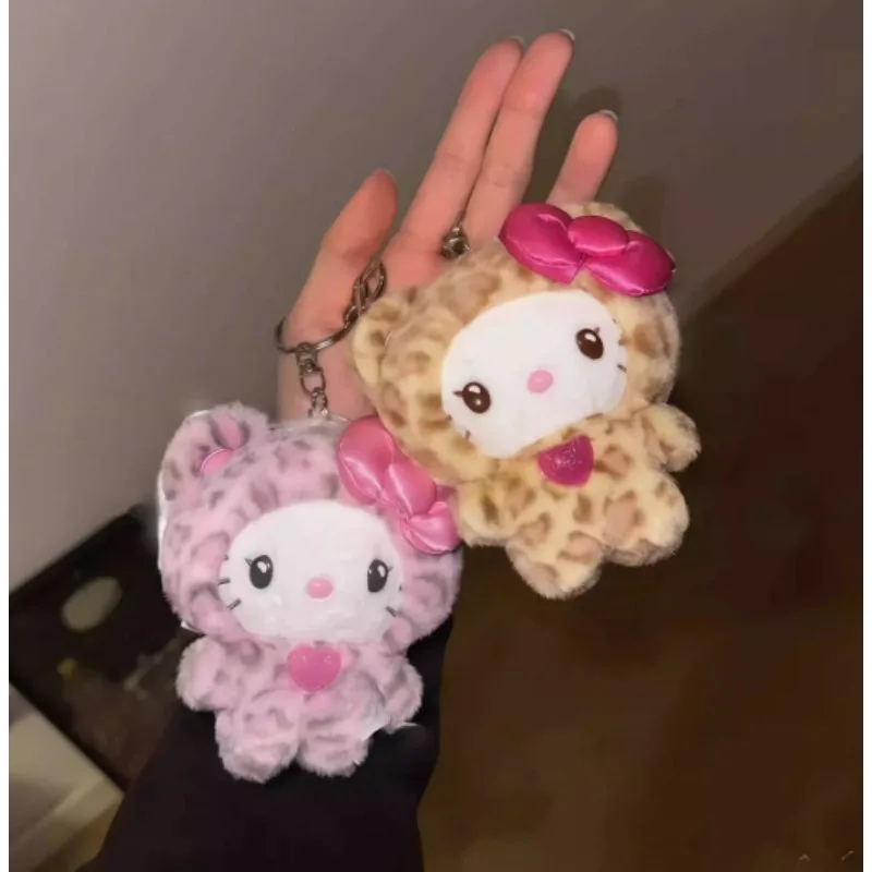 

Новый брелок Sanrio Kawaii Cat, милый плюшевый брелок-кукла для сумки с бантом, подвеска на молнию с леопардовым принтом, подарок для девочек на день рождения, хит продаж