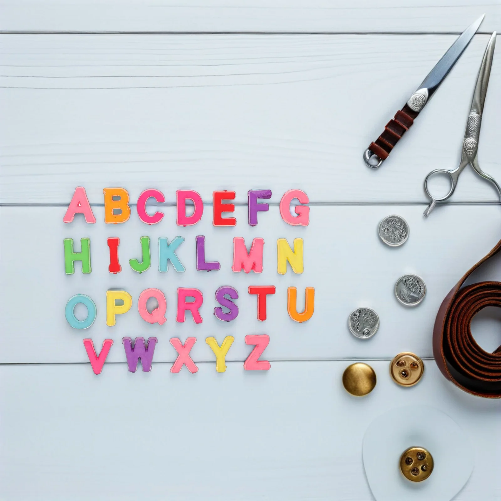 

700Pcs Durable Quality Finish Alphabet Beads for Bracelet Making Smooth Tactile Feel DIY Jewelry Keychain Letter Charms