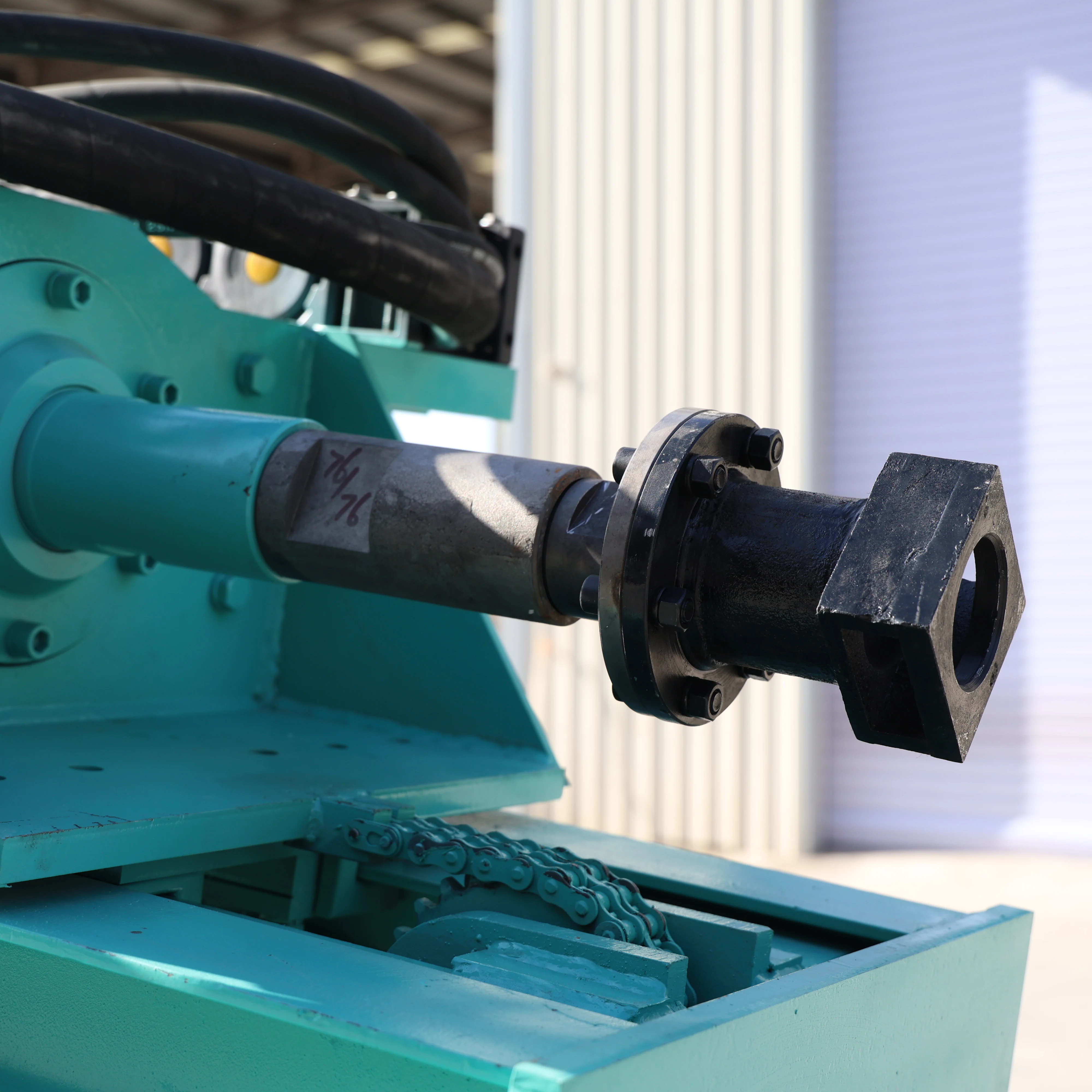 

Customized Commercial Water Well Drilling Machine 200m Depth, Hydraulic Outriggers High Performance Drilling Rig