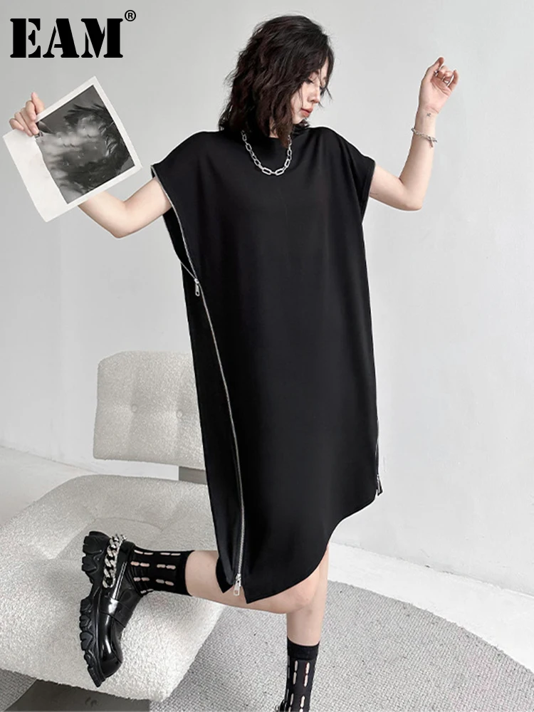 [EAM] Women Black Zipper Big Size Casual Dress New Round Neck Short Sleeve Loose Fit Fashion Tide Spring Summer 2025 1DF7865