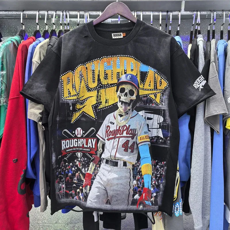 Camisetas rasgadas de manga corta con estampado de jugador de béisbol de calavera de Hip Hop de calle Vintage de juego áspero, camiseta de ROUGHPLAY Unisex