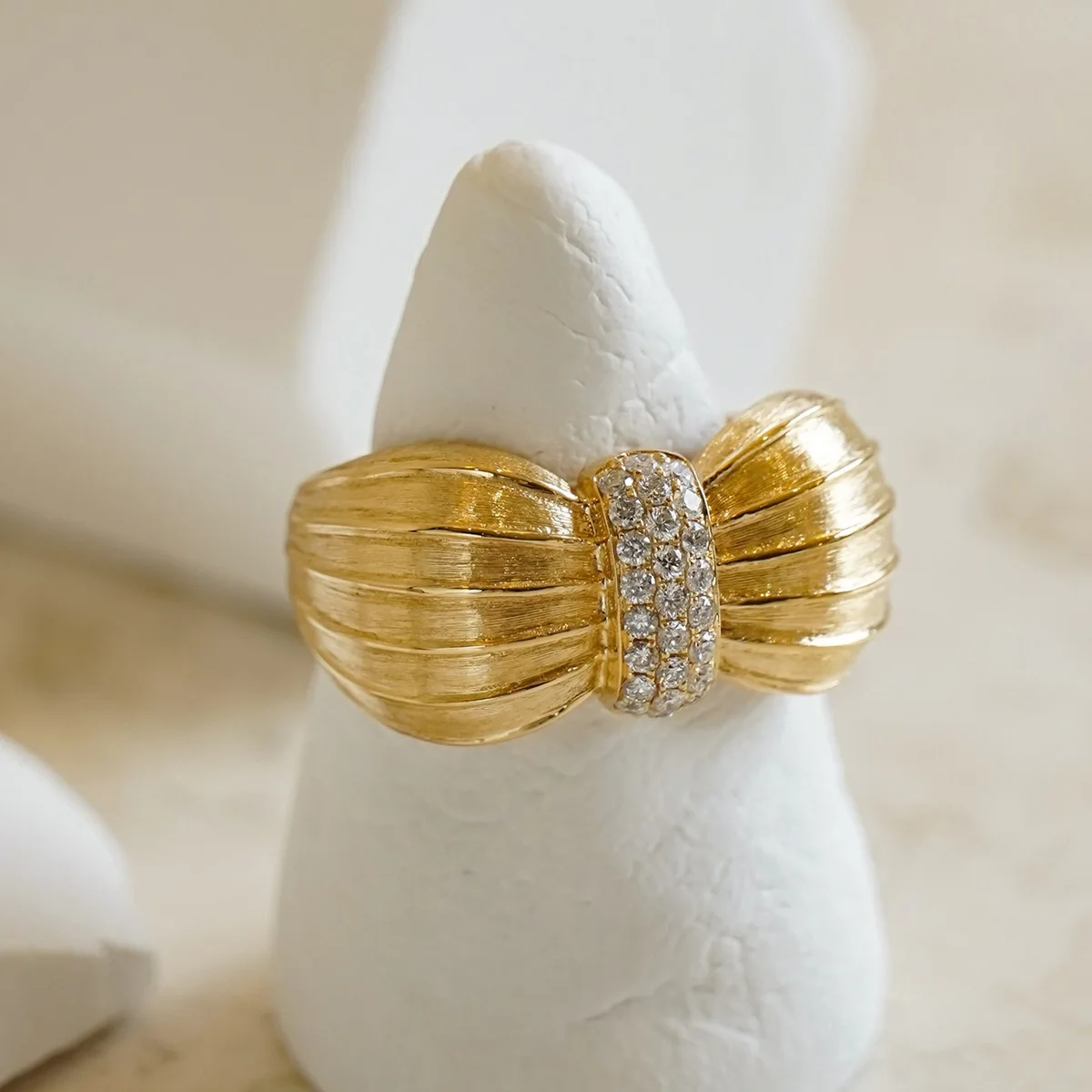 

2025 Trendy Modern Chunky Rings For Women Brushed Matte Bowknot Zircon Wide Finger Band Cocktail Party Niche Accesories Jewelry