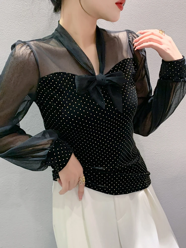 Damska długa bluzka z aksamitu Ele Velvet, dekolt w serek, łączona, z ciężkimi dżetami, koreański styl, dopasowany krój, elegancka, do pracy.