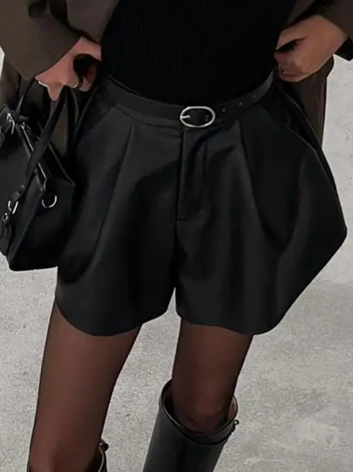 Stile alla moda e minimalista, pantaloni di pelle di fascia alta, pantaloni corti, abbigliamento da donna, autunno/inverno 2025