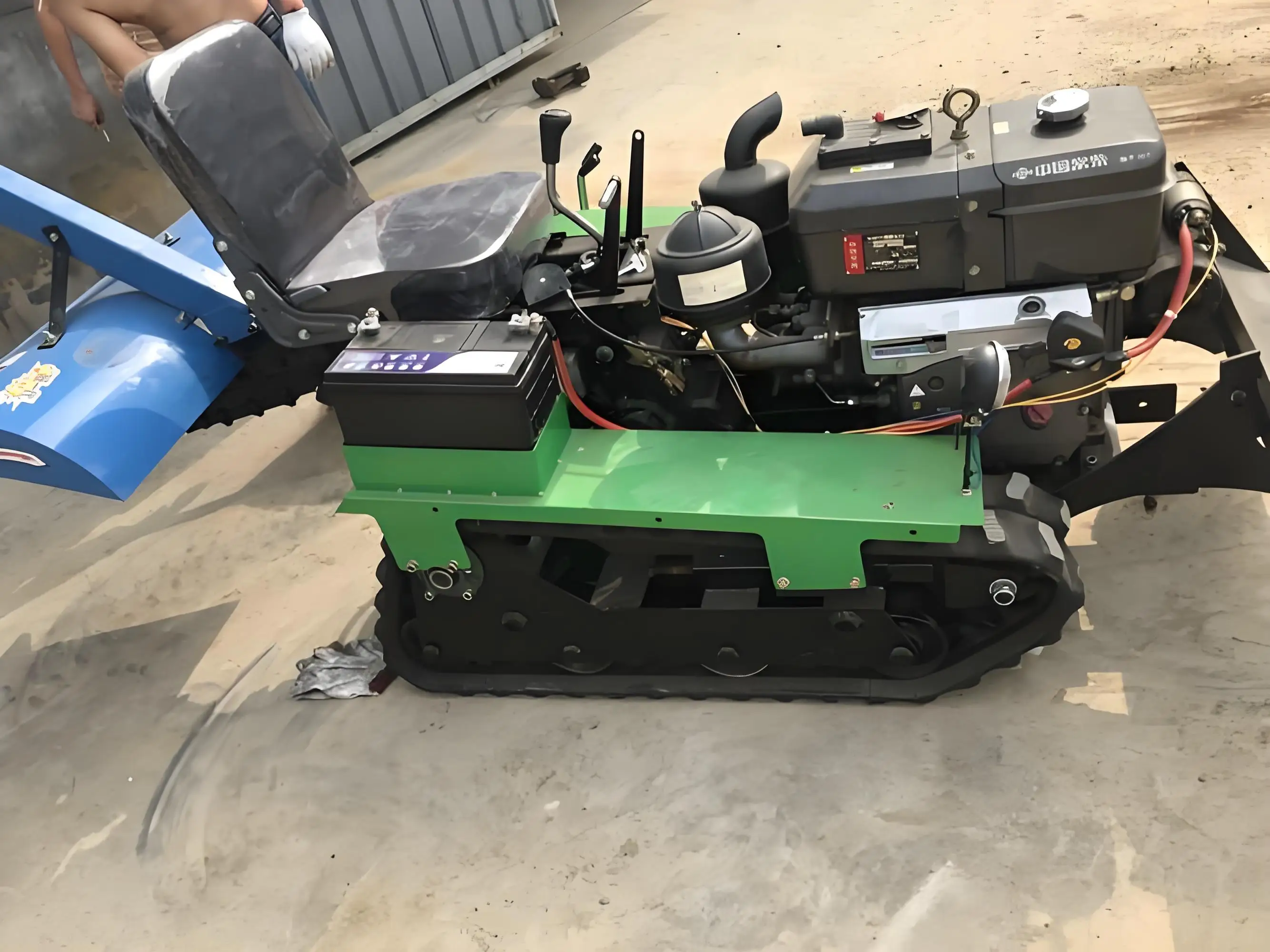 New tracked mini tiller, agricultural tiller, fertilizer applicator, diesel self-propelled small tiller for home use
