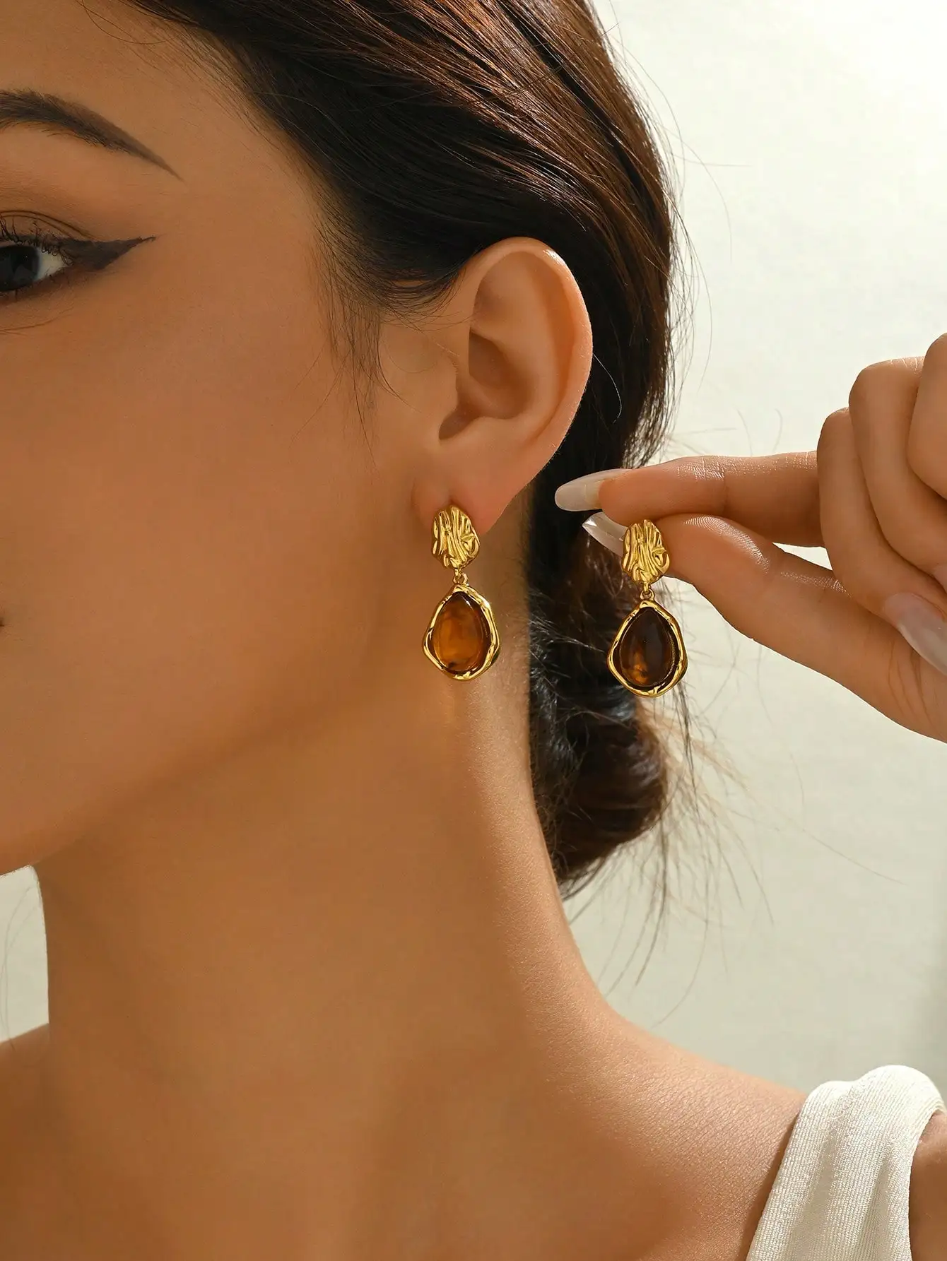 1 pair of stainless steel 18K gold-plated textured embossed water drop pendant earrings. They have a vintage and rich atmosphere, suitable for pairing with trench coats, dresses, and gowns, exuding an elegant and luxurious charm