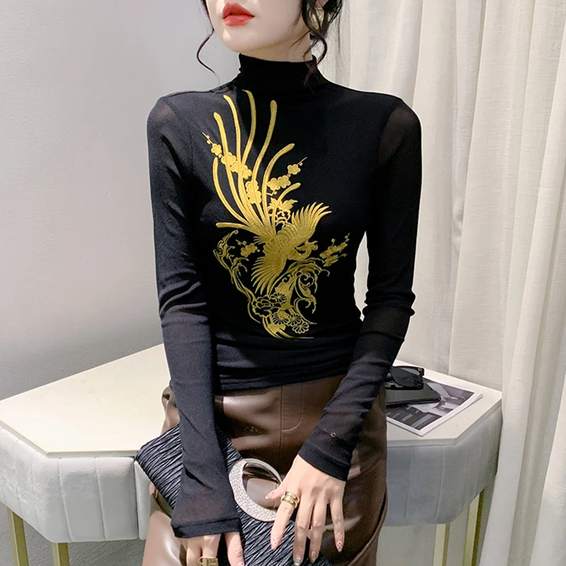 Damska bluzka z wysokim kołnierzem, haftowana, dopasowana, z długim rękawem, idealna na jesień, wygodna i oddychająca.