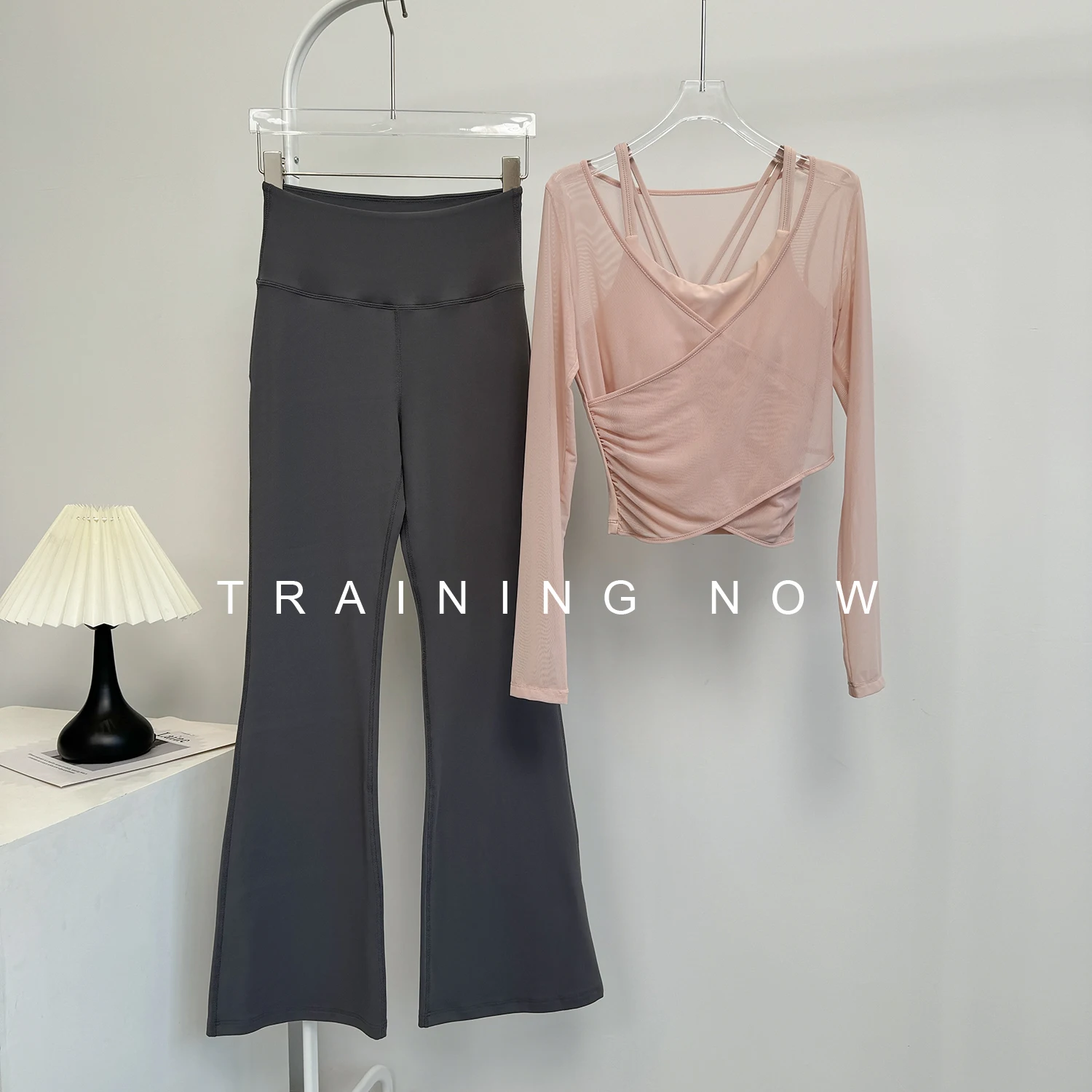 

Топы для йоги с нагрудными подушечками для женщин, осенний красивый спортивный костюм для фитнеса и пилатеса с длинными рукавами, красивый новый стиль 2025 года