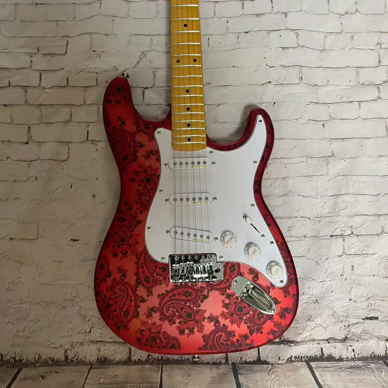 Electric Guitar 6-Chord ST Amoeba Edition Electric Guitar, Matte Red Hand Painted Body, Transparent Yellow Neck, Factory Realist