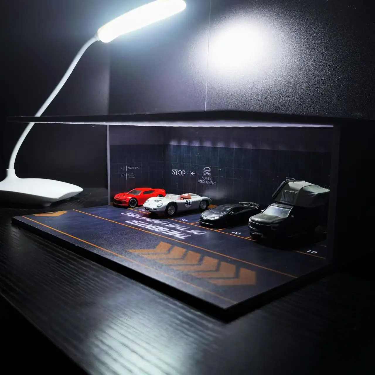 

Масштаб 1:64, модель автомобиля, туннель, миниатюрная сцена, тень, фотодисплей, парковка, диорама