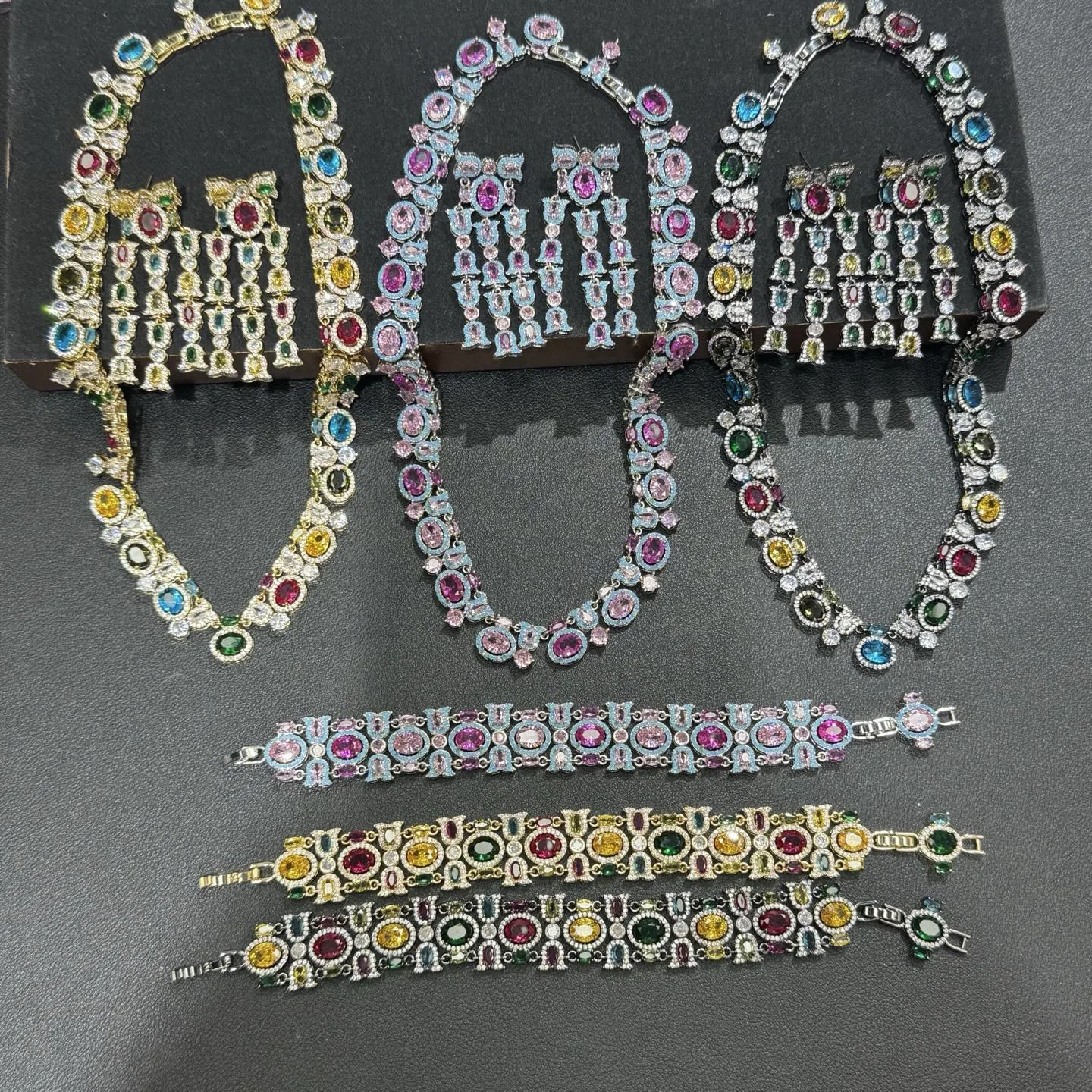 Women  All-over Zircon Pink VintageNecklace Bracelet Set