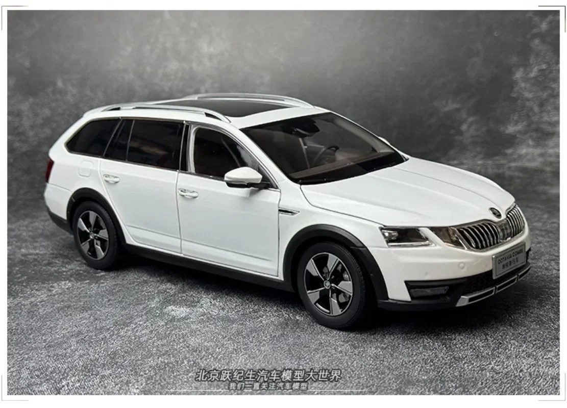 Car Model Diecast 1/18 Scale SKODA OCTAVIA Station Wagon Car Model Alloy SKODA OCTAVIA SUV Vehicle Classic Ornaments