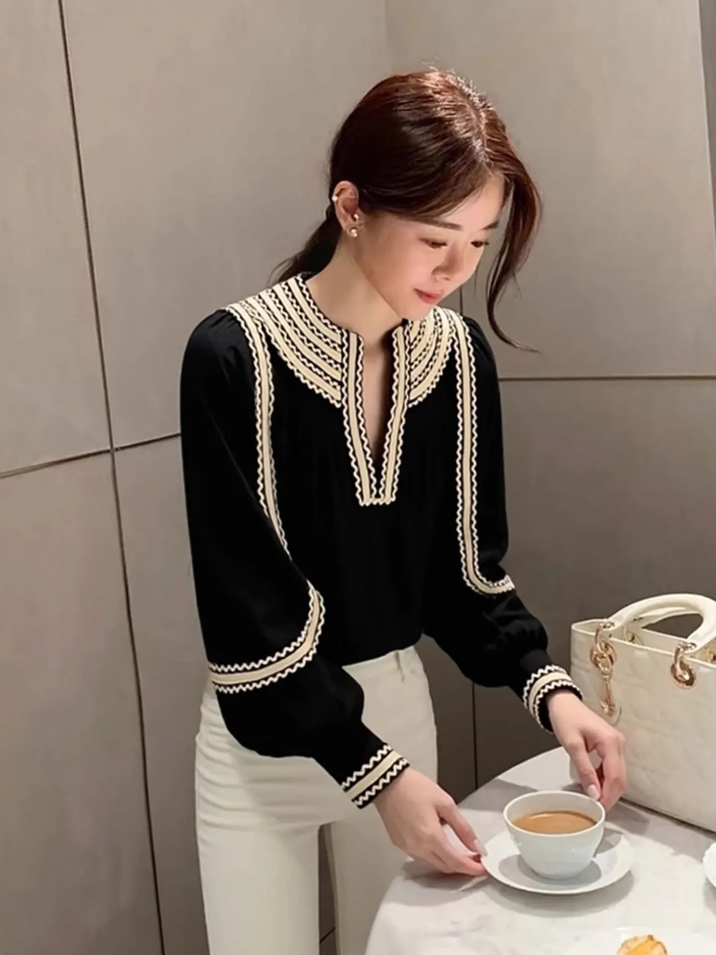 

Ele Loose Long Sve irt Spring 2026 Faionable Korean Sle Straight Cut Silk Top for Young Women V-Ne Button-Up