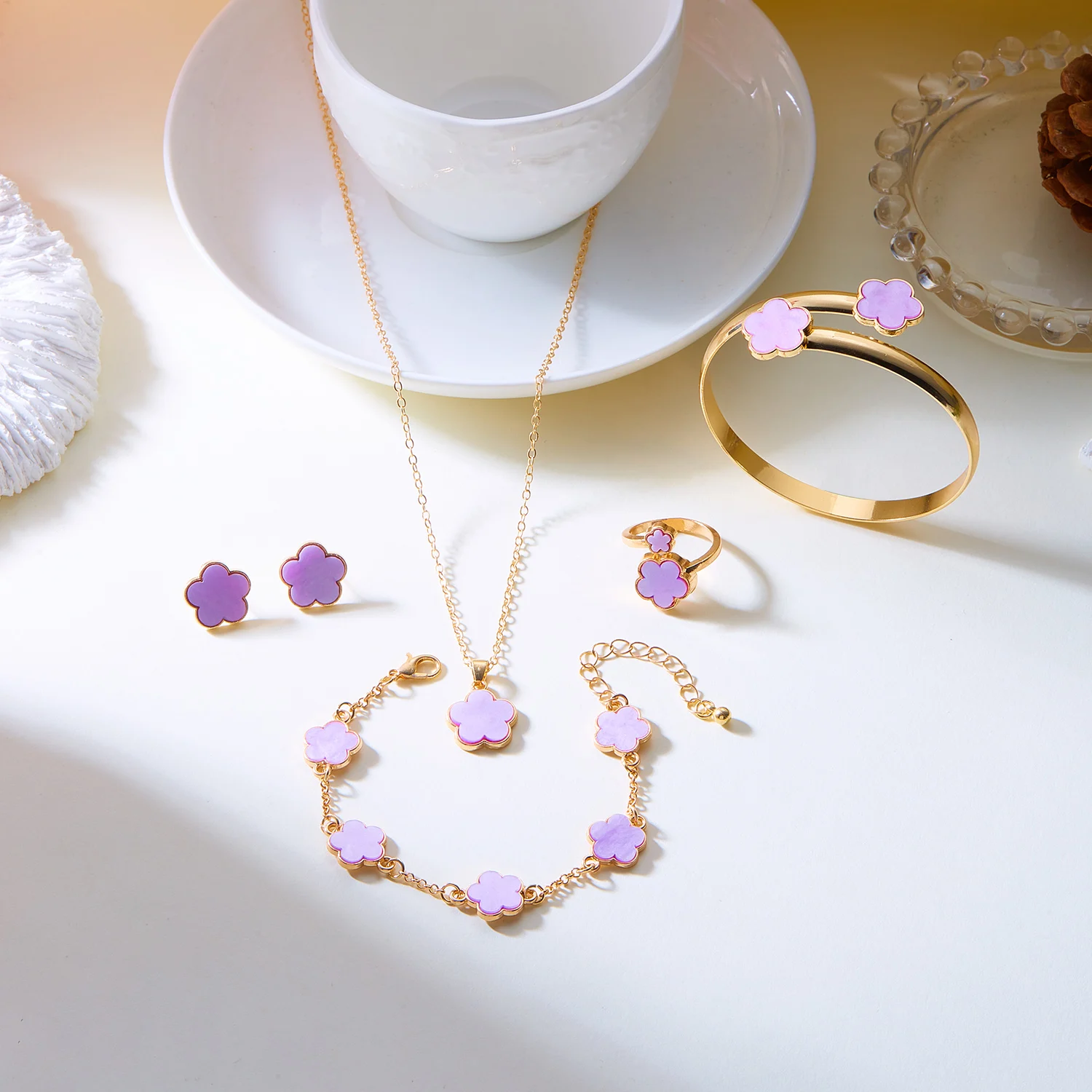 Zartes Blumenmuster Fünfblättriges Kleeblatt Armband-Halsketten-Set für Damen, Modisches Metall-Ohrring-Ring-Set, Party-Schmuck-Accessoire – Detail 11