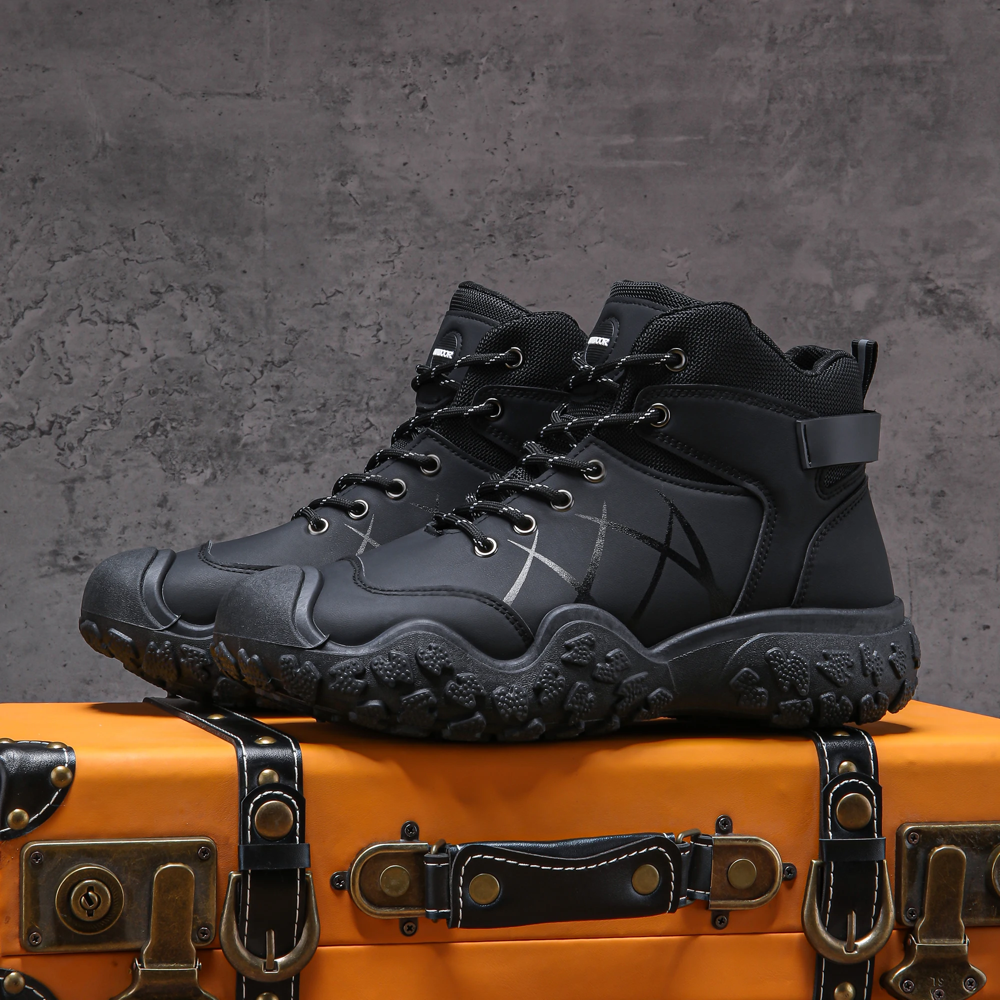 Klassische Herrenstiefel mit hohem Schaft, strapazierfähige Sohle, weiches Obermaterial, klassisch und modisch, geeignet zum Wandern und für Outdoor-Aktivitäten. – Detail 4