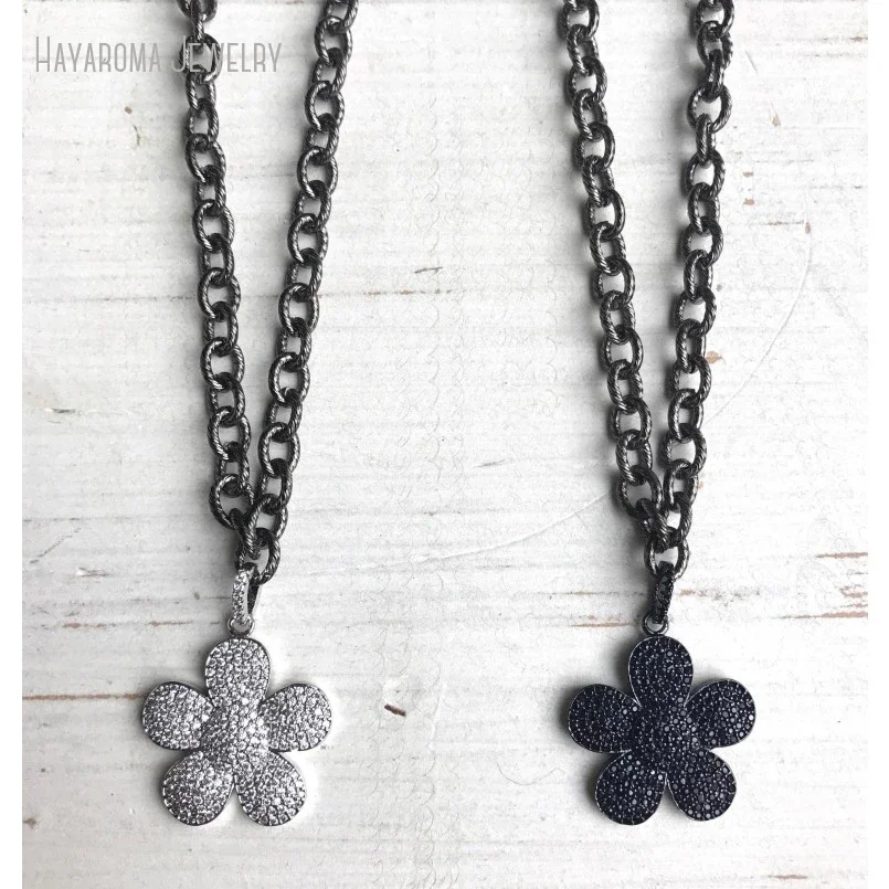 10 piezas de joyería de acero inoxidable color gris plomo para mujer, con incrustaciones de cristales blancos y negros y un colgante con forma de flor, ideal para crear un collar tipo choker.
