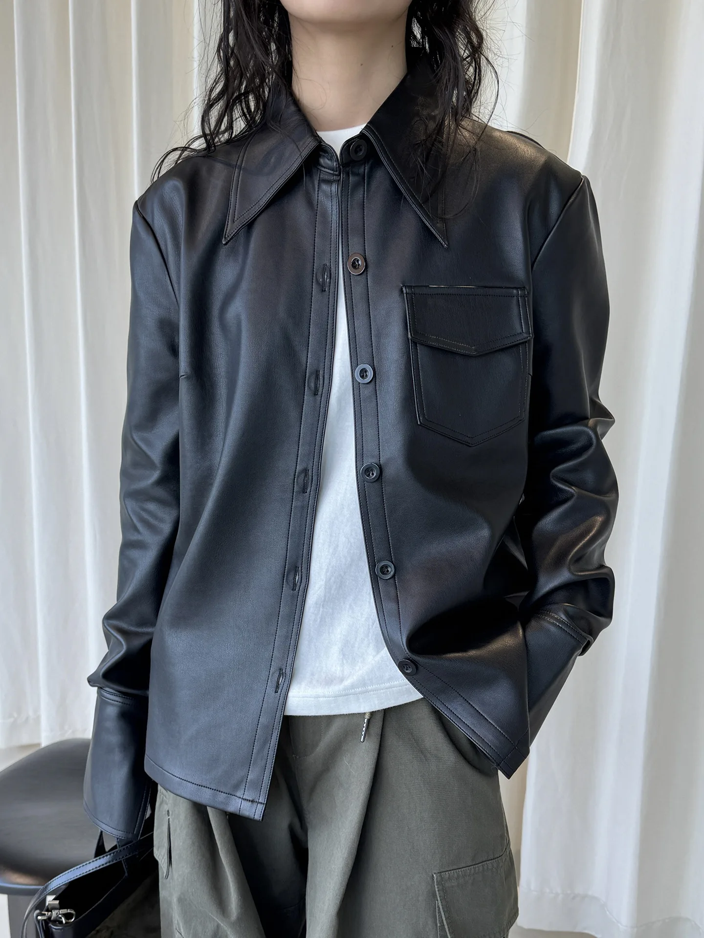 أوائل ربيع جديد على الطراز الكوري سترة جلدية PU ذات ياقة كبيرة عصرية فضفاضة للنساء #1