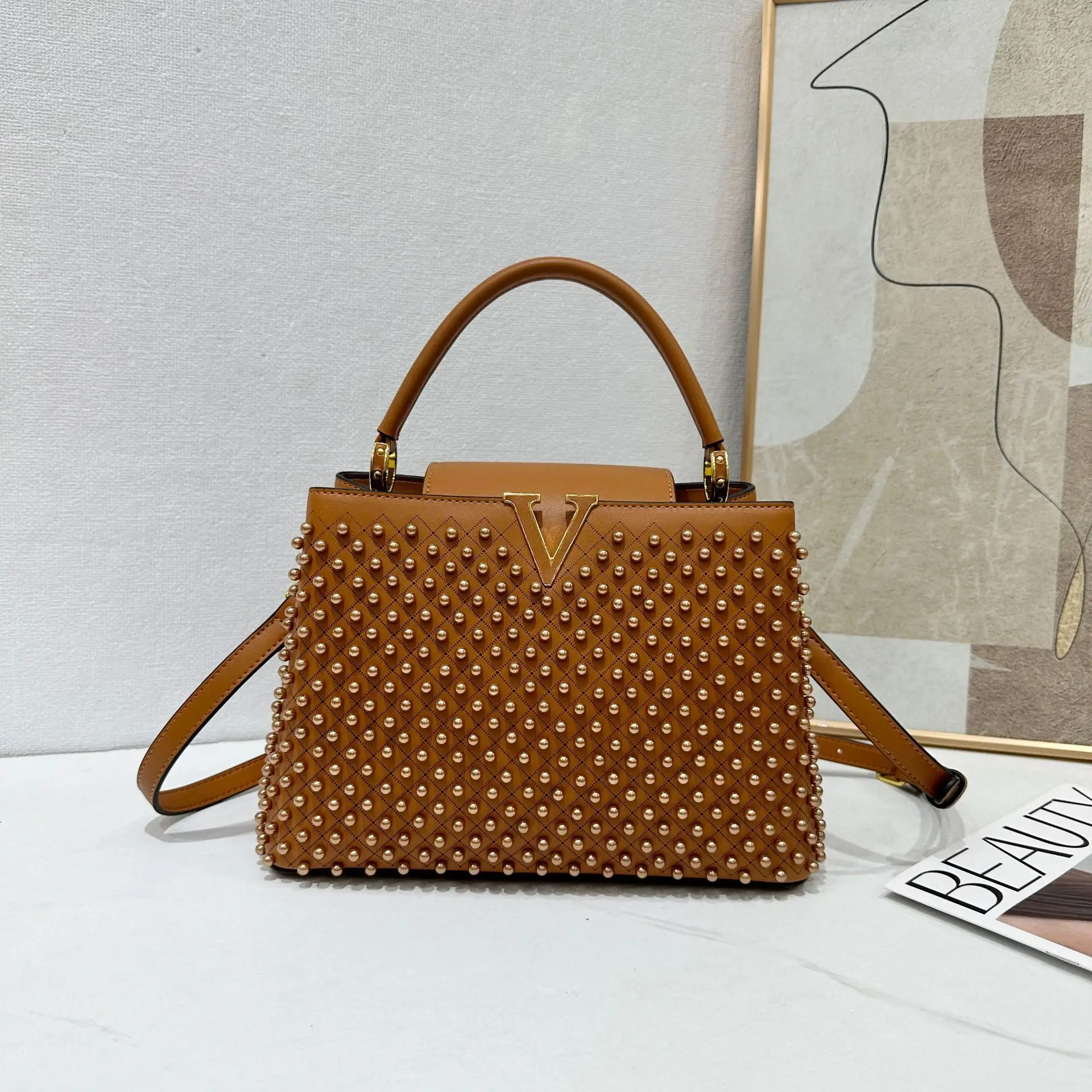 

Роскошная женская жемчужная сумка 2025 года — элегантная сумка-тоут с жемчужными акцентами, стильная сумка через плечо и через плечо для работы и уличного стиля