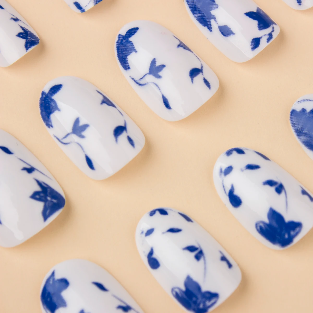 24 Pcs Glossy Short Square Press On Nails Blue And White Christmas Fake Nails Porcelain Pattern Reusable Wearing False Nails