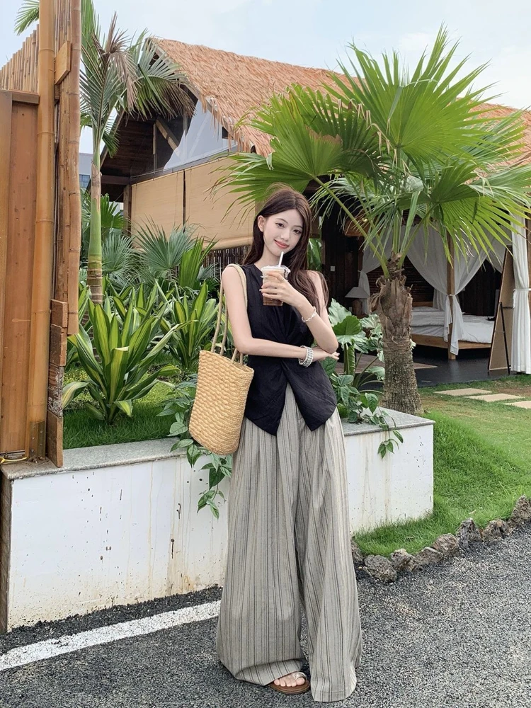 

Летний комплект из двух предметов: топ-камизоль с французским узлом в стиле Vacation Style и широкие брюки в полоску в стиле ретро для женщин