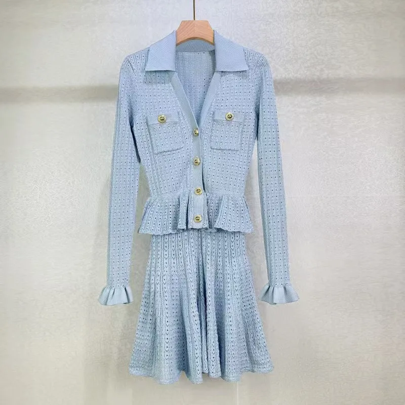 ชุดเดรสถักแขนยาวสองชุดพร้อมคัตเอาท์ลายดอกไม้คอวีและเอวแบบมีซิปสําหรับฤดูร้อนปี 2025