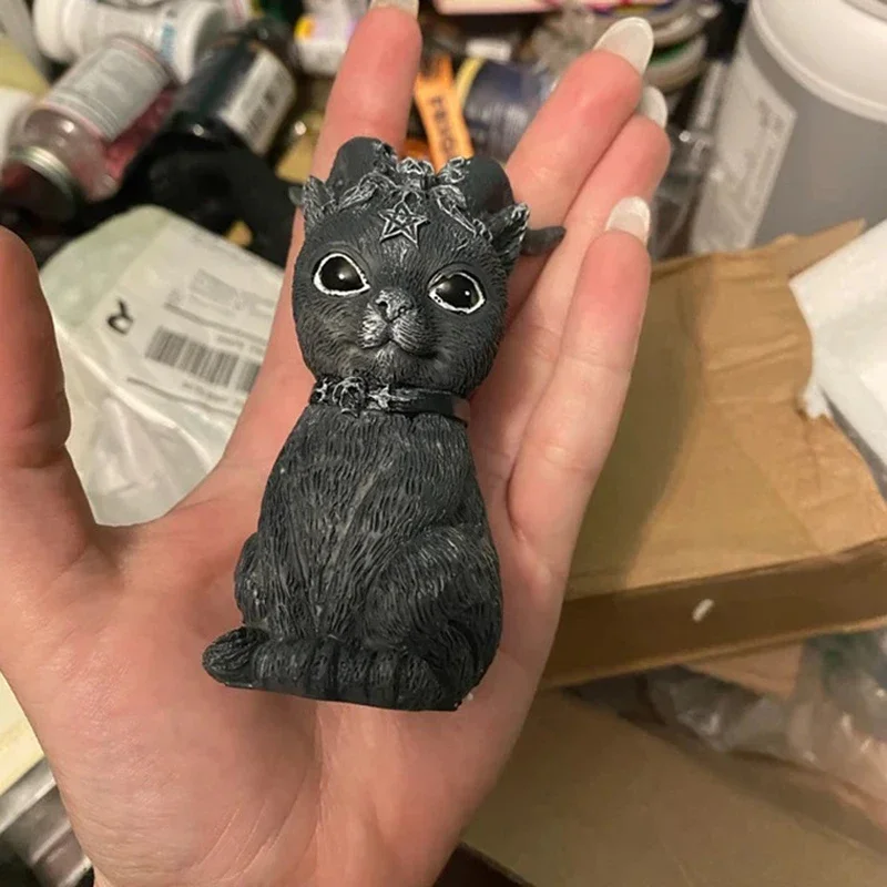 Statua di gatto nero per decorazioni di Halloween, misteriosa statuetta di streghe di gatto carino, ornamento da scrivania, scultura dipinta a mano