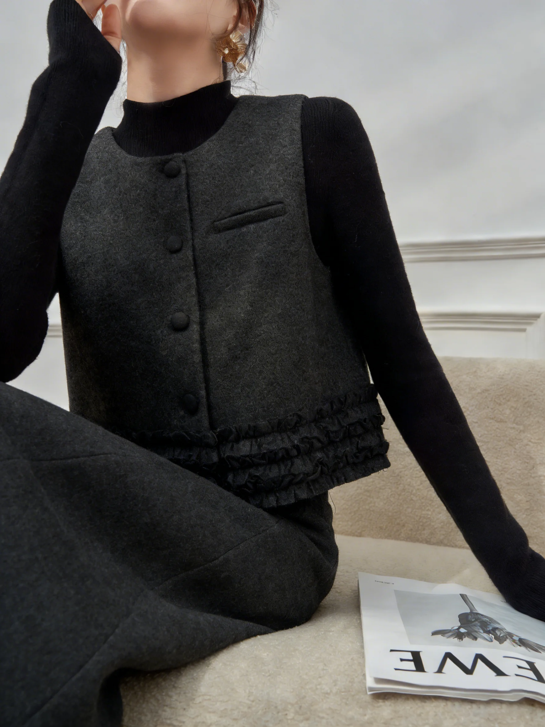 

Комплект: Жилет с кружевной отделкой и юбка. Женский модный весенний наряд: однотонный, с высокой талией, на пуговицах, с круглым вырезом, свободный крой, повседневная одежда.