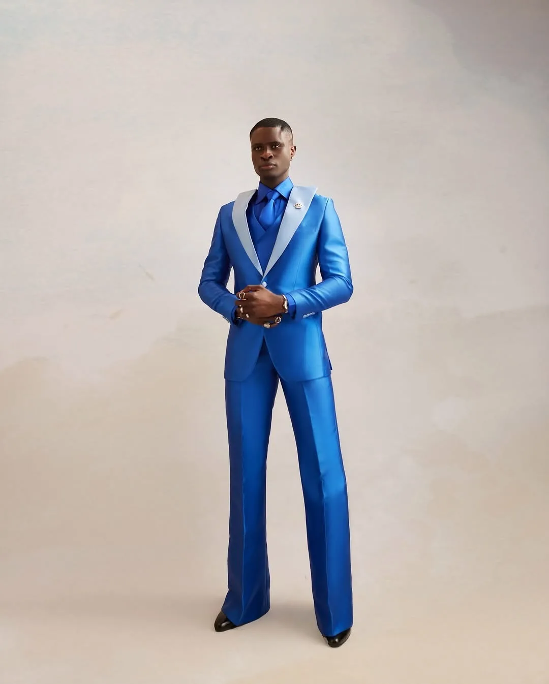 Satynowy garnitur męski 3-częściowy: marynarka + kamizelka + spodnie, smoking ślubny, formalny, zapinany na guziki, jasnoniebieski, do biura, na studniówkę, szyty na miarę.