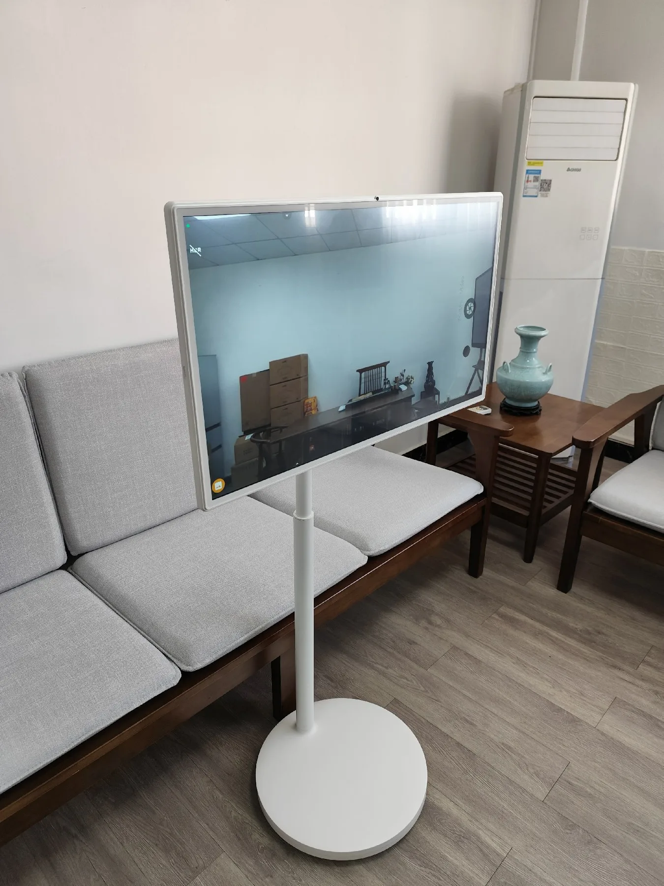 22/24/27/32 Inch Portable Tv on Stand Touch Screen Android Wireless Display With Built-In Mike Camera 4-7H Battery Life