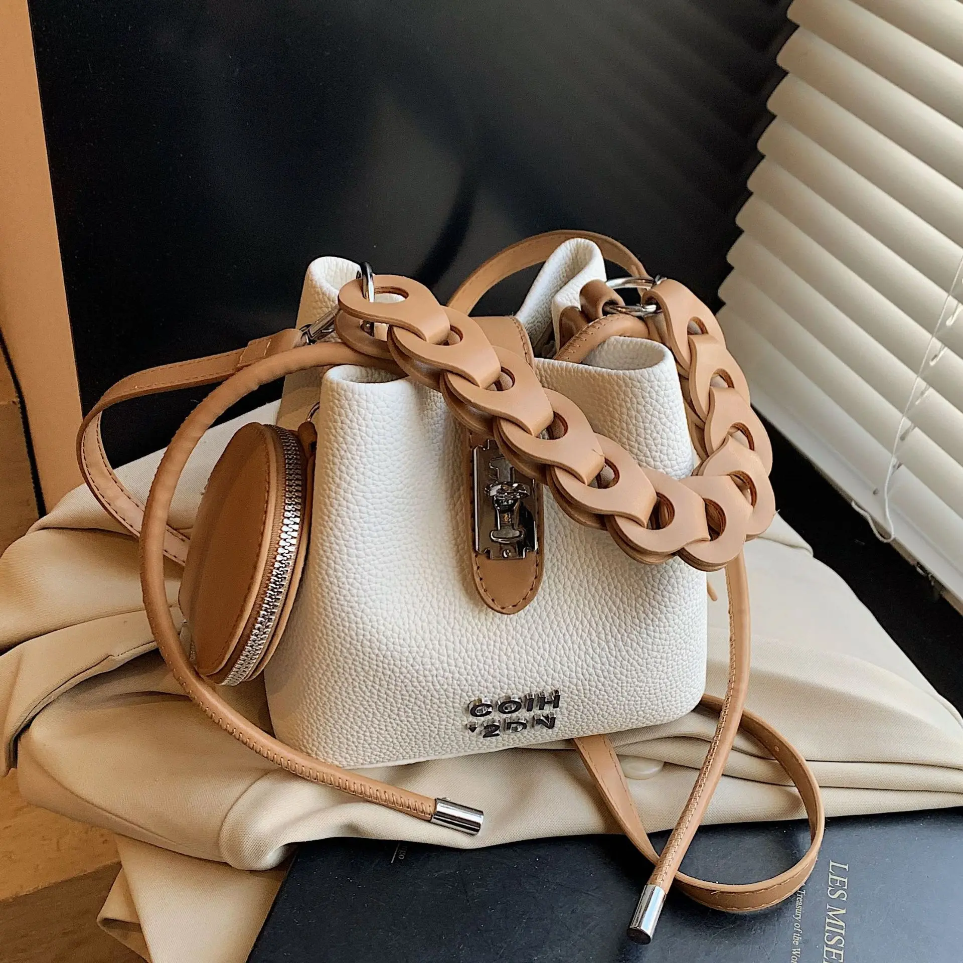 

2025 Vintage Color-Block Shoulder Bag for Women Adjustable Crossbody Strap with Top Handle Niche Designer Day to Night Bag