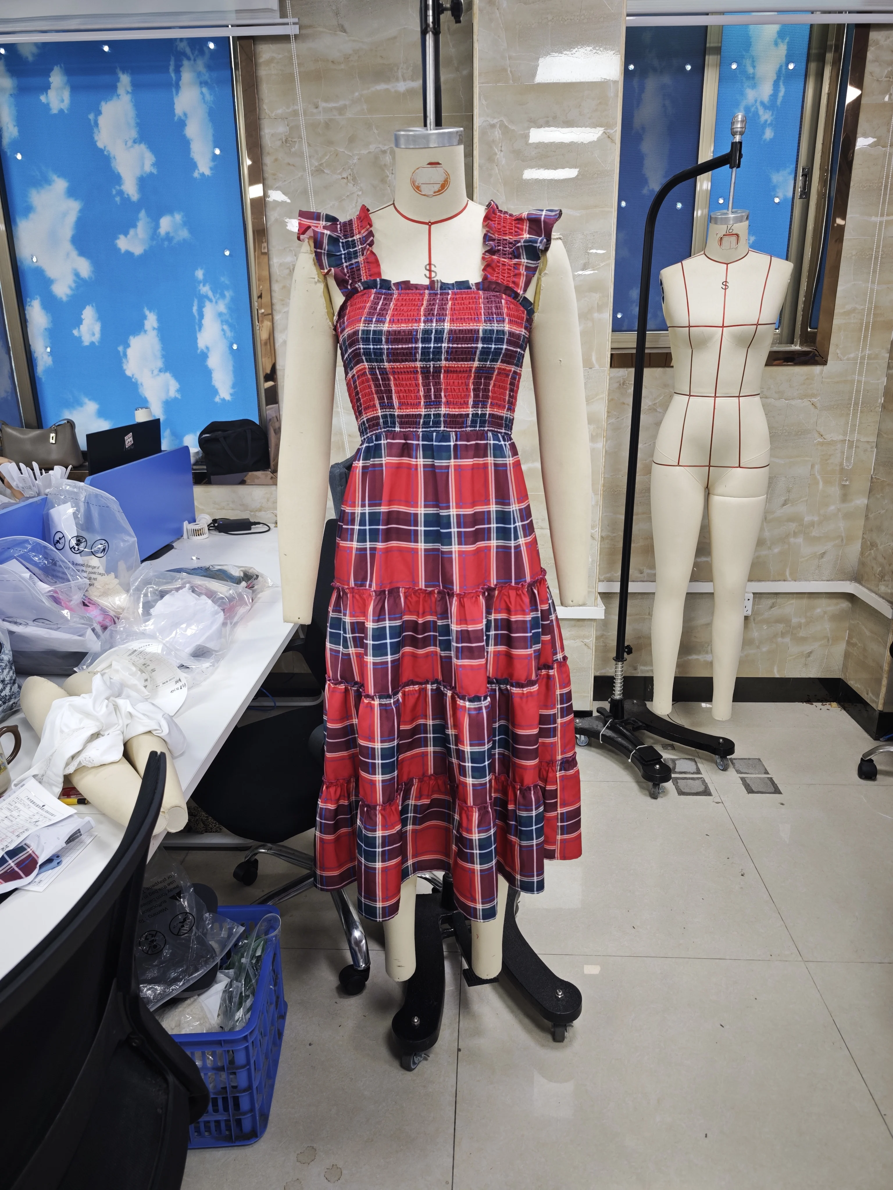 Robe longue à carreaux pour femmes, manches à volants, col carré, smockée, mode d'été, robe trapèze décontractée