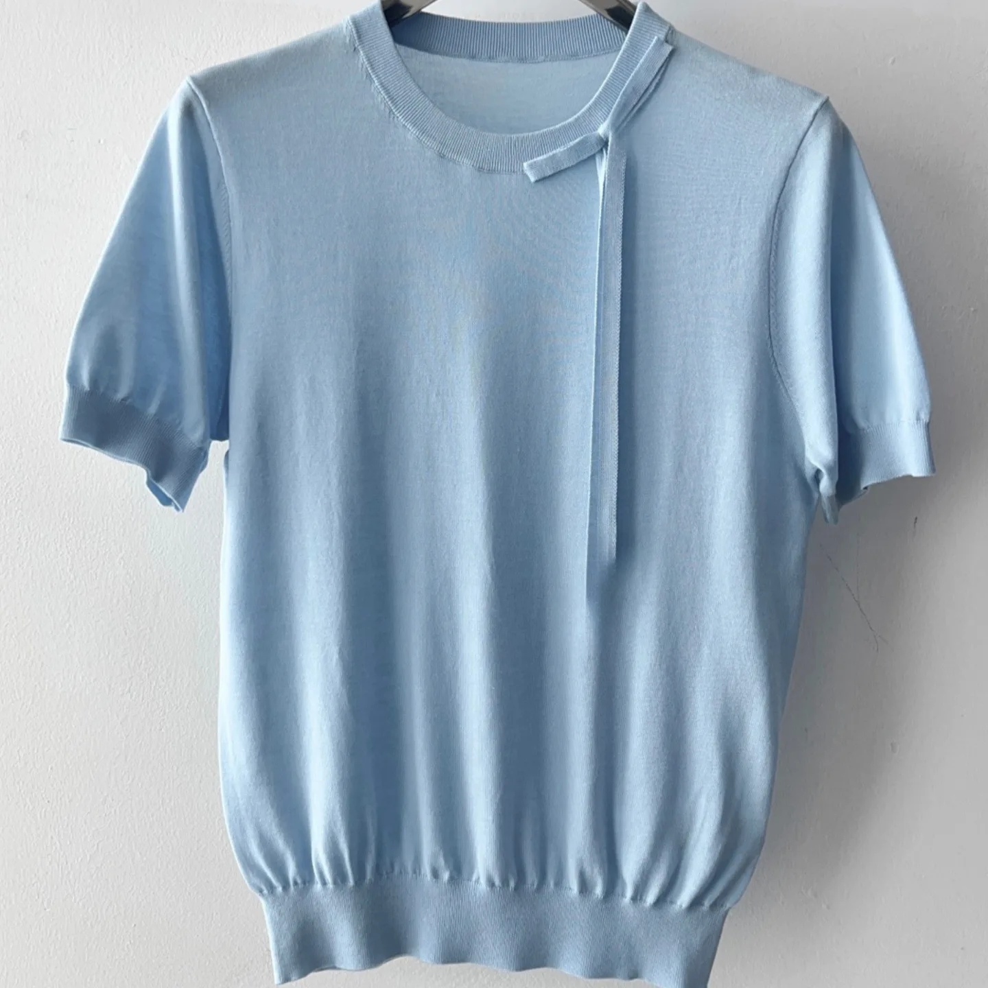 

Новая приталенная футболка Slim Fit с коротким рукавом и узлом, вязаная, весна 2026, универсальная базовая модель из ткани Cosite