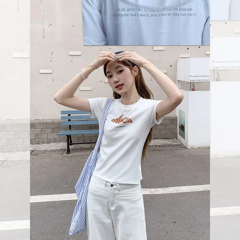 Novedad de verano, camiseta blanca de manga corta con cuello redondo y diseño de hombros descubiertos para mujer, Top ajustado con estampado de pan de estilo coreano