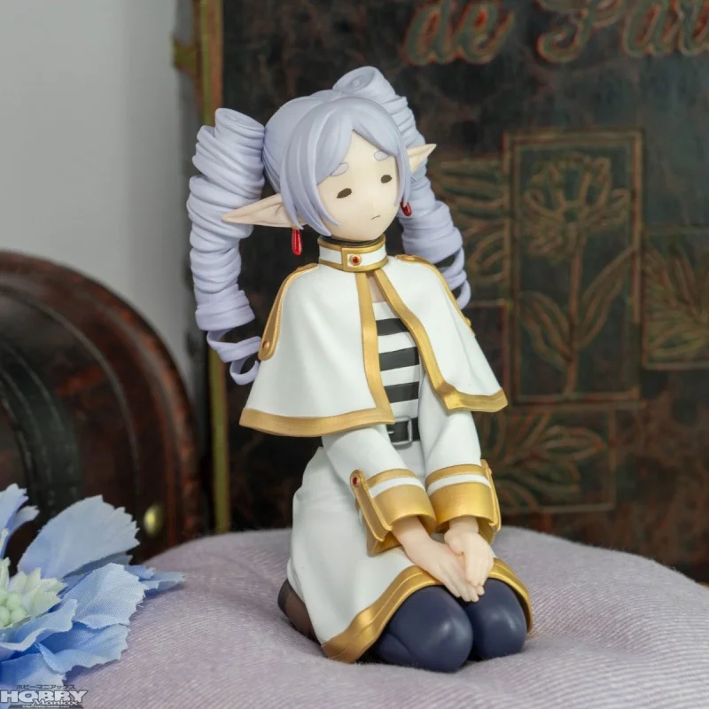 [Em estoque] Brinquedo de anime Sega genuíno Frieren: Além do fim da jornada Frieren se transforma em cabelos cacheados, brinquedo de ornamento de modelo de estatueta fofa