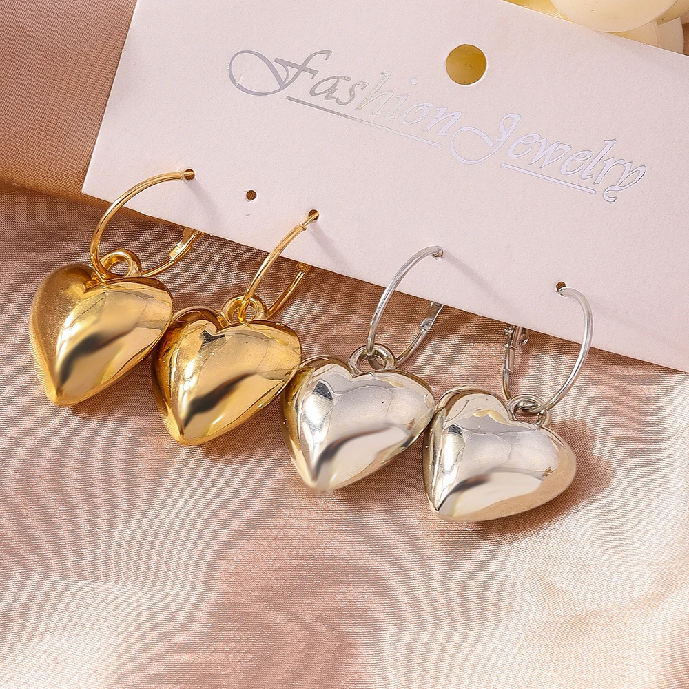 Aihua Metallglänzende Herz-Creolen im amerikanischen Stil für Damen, modische goldfarbene Herz-Ohrringe, Party-Schmuck-Accessoires – Detail 1