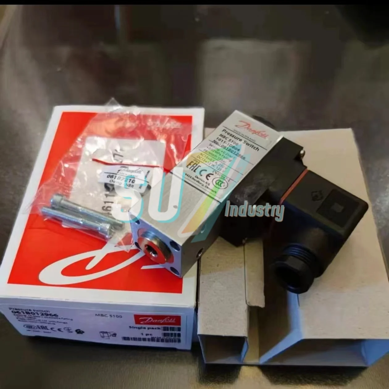 

061B100566 060-310366 New In warehouse Pressure switch