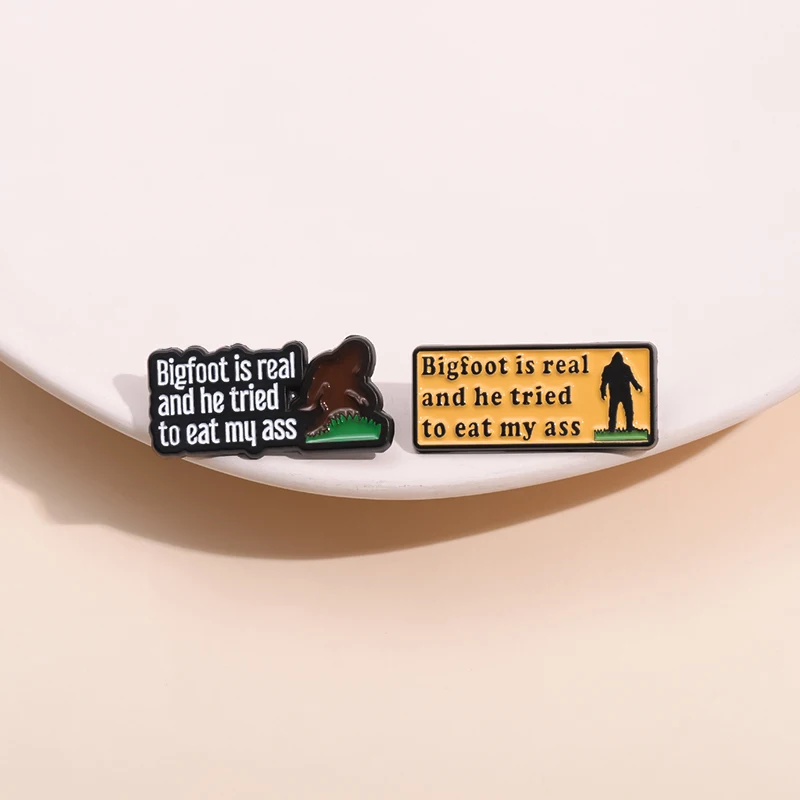 Bigfoot Walking Emaille Pins Bigfoot ist echt und er hat versucht, meinen Arsch Broschen Revers Abzeichen klassische Filmlinien Schmuck Geschenk zu essen